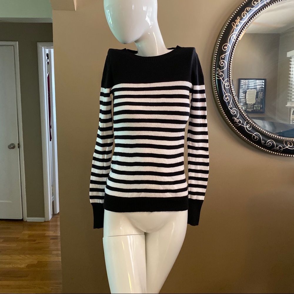 Express Sweater 🖤🤍